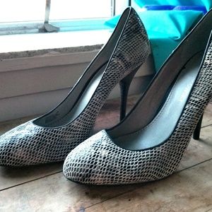 B-Makowsky Snakeskin size 7 round toe heels